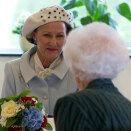 Dronning Sonja i samtale med beboere på Ibestad sykehjem (Foto: Terje Bendiksby / Scanpix)